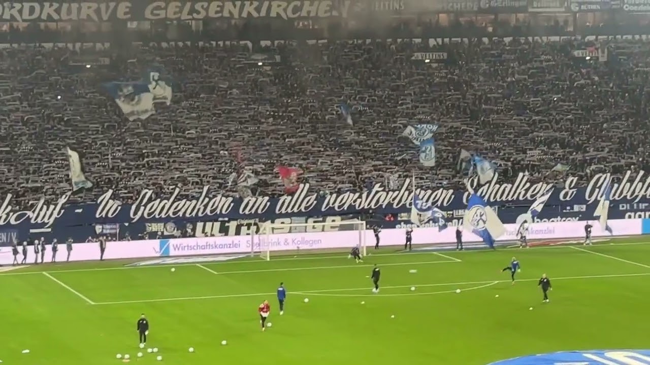 Schalke & der FCN: Nordkurve und Gästeblock gedenken der Verstorbenen - Fackeln für die Freundschaft