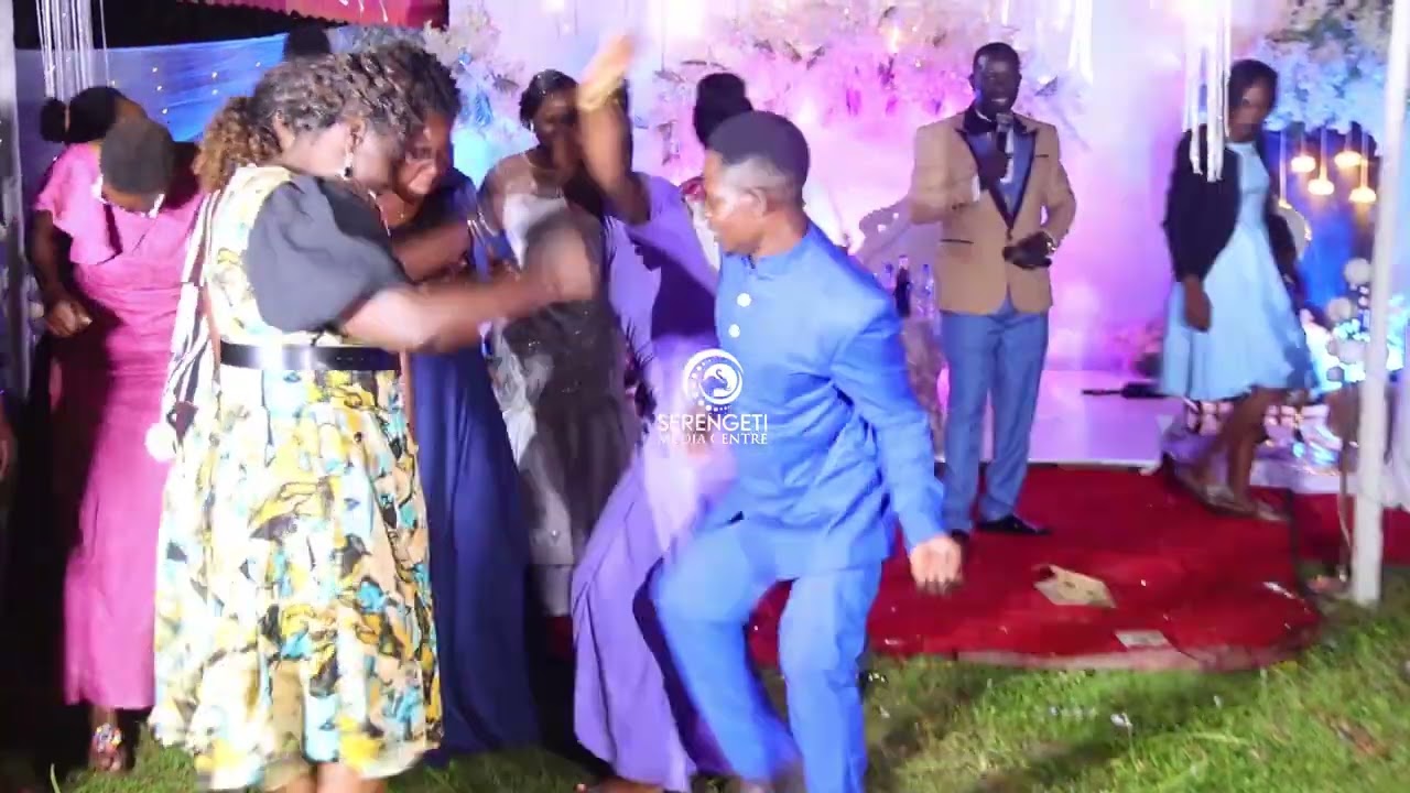 HUYU JAMAA ALIUTENDEA HAKI MCHANGO WAKE KWENYE HARUSI HII