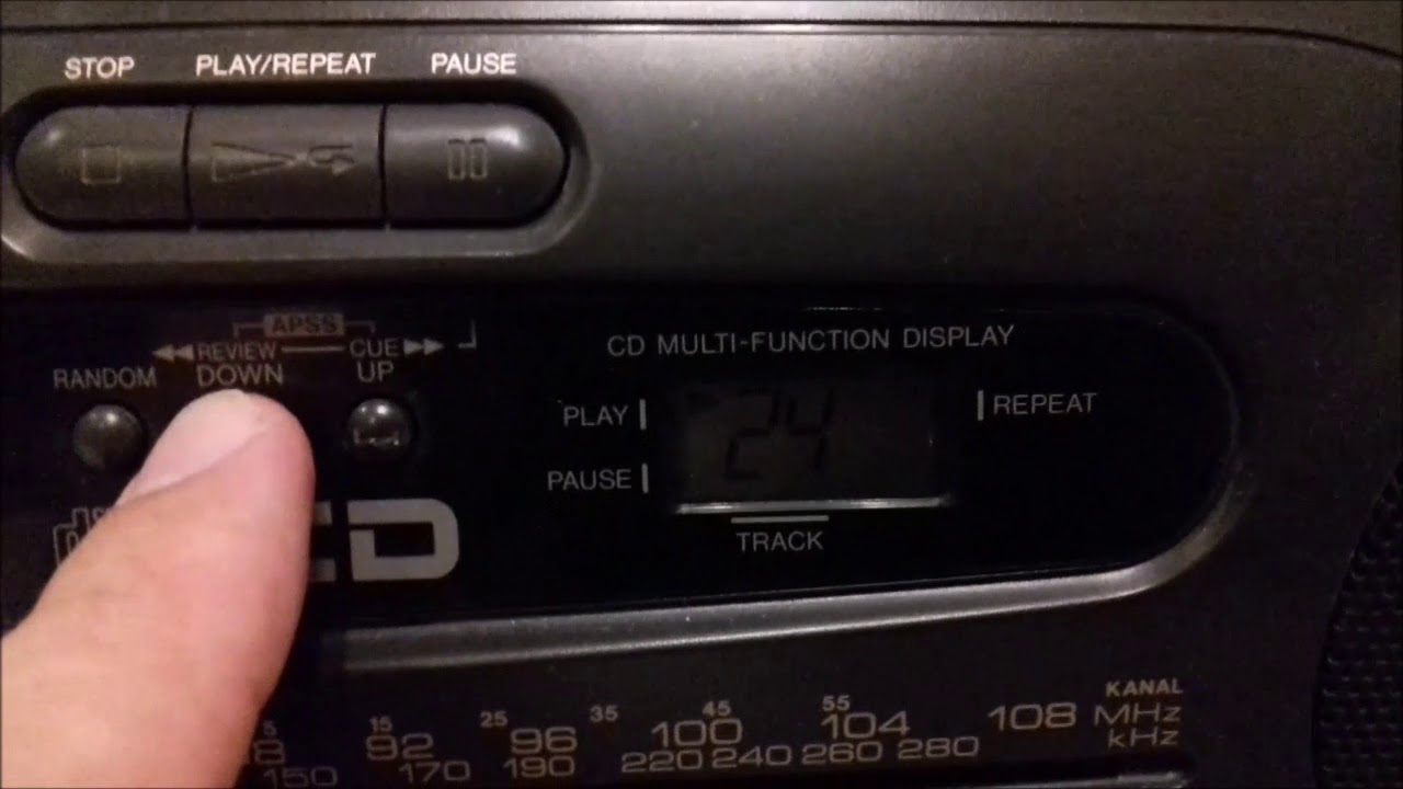 Sharp radio / CD / cassette player from 1992, skipping cd player