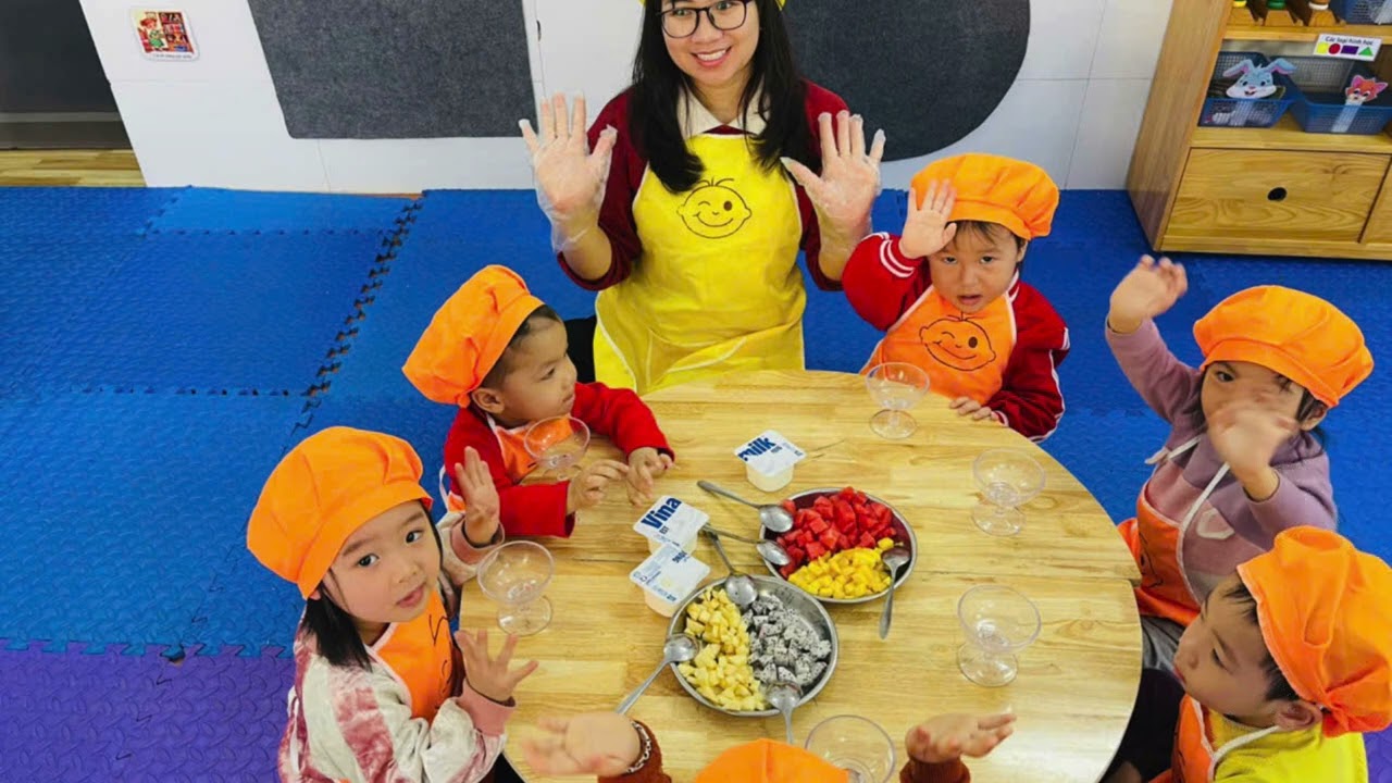 Hoạt động trải nghiệm Hoa quả dầm sữa chua 2