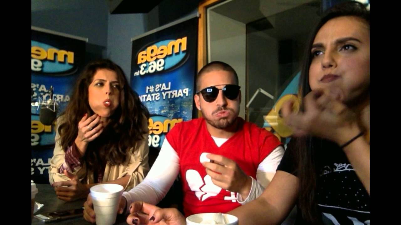 Chubby Bunny Challenge with Maluma