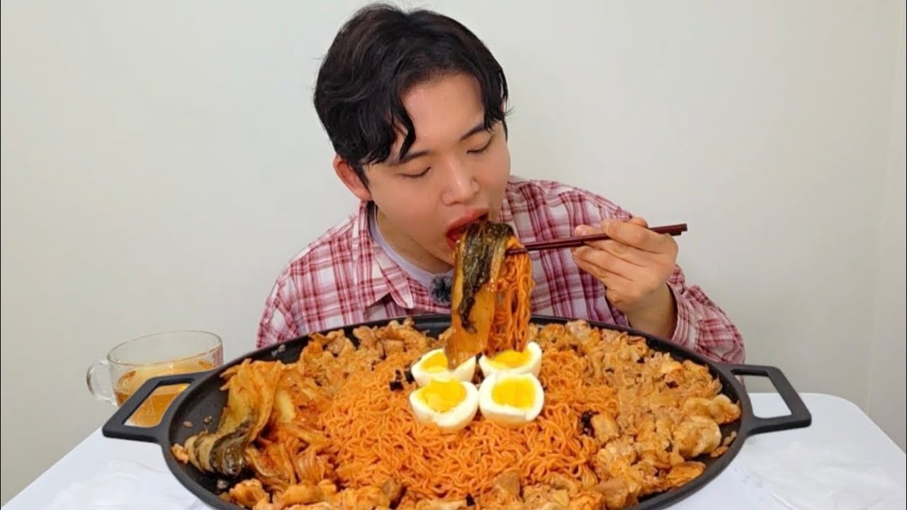 대패삼겹 1kg에 팔도비빔면 5봉지 먹방🔥 묵은지까지 Mukbang
