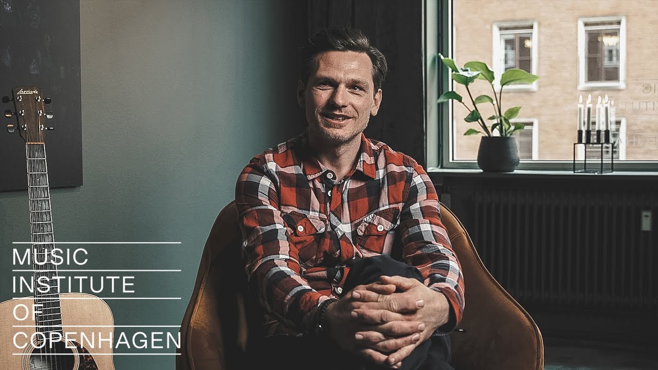 Hør, hvorfor Claus Møller Jakobsen går til musikundervisning hos Miles Music School