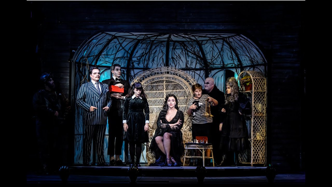 A Família Addams: Daniel Boaventura e Marisa Orth cantam 'Pra Quem É Addams' (When You're An Addams)