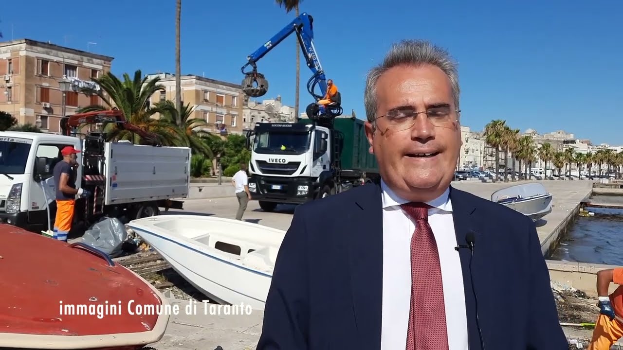 Taranto, Maxi Operazione in Città Vecchia: rimosse barche abbandonate e un chiosco
