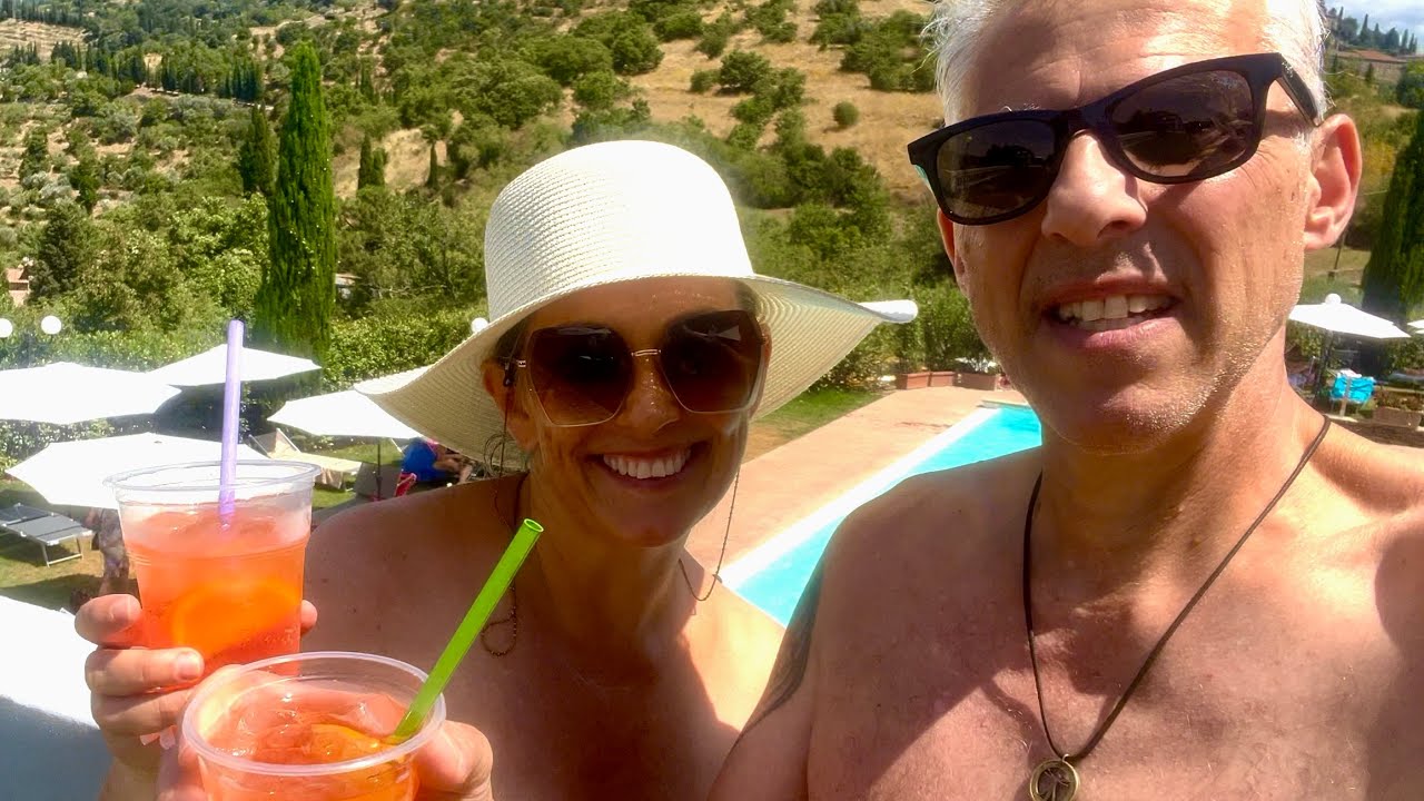 GET OUT !! A pool in Cortona 🏖️