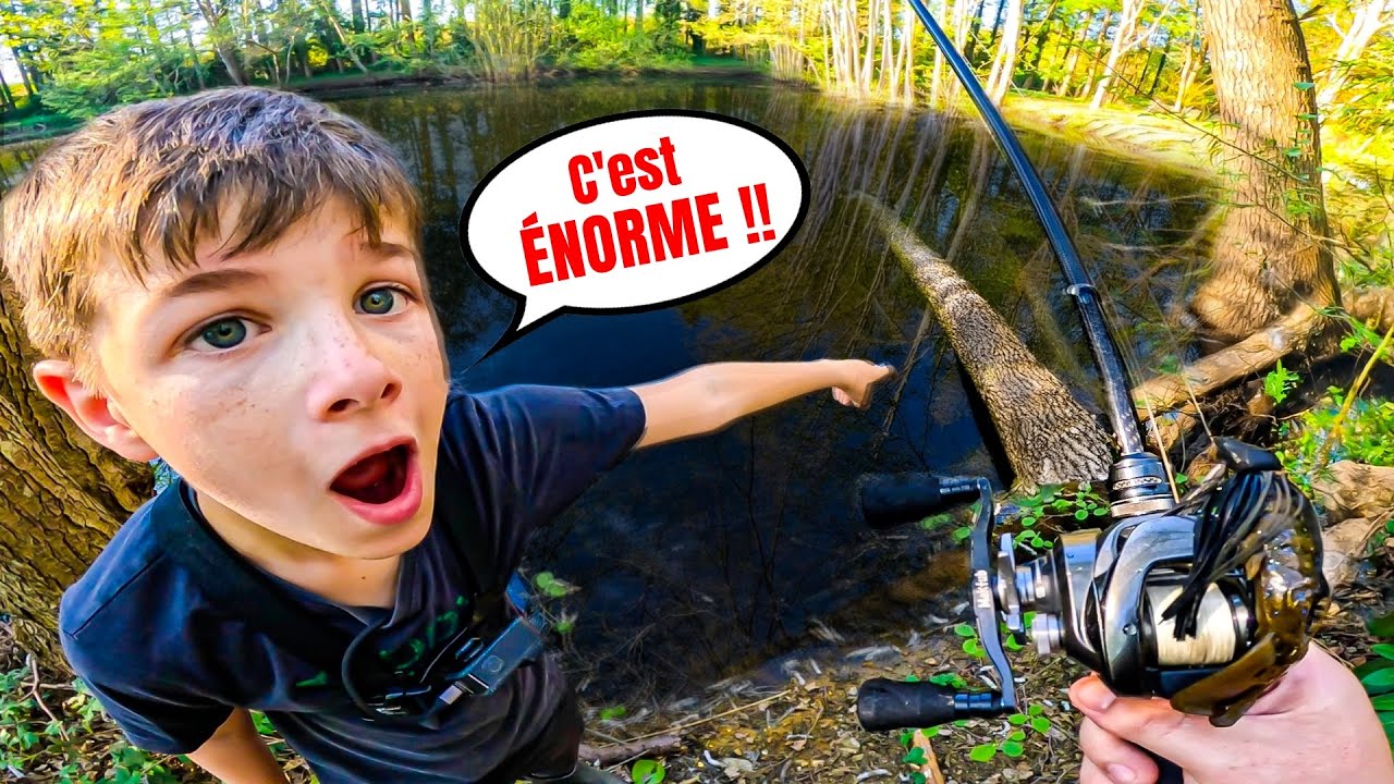 Cet ENFANT p&ecirc;che son RECORD dans cet &Eacute;TANG &agrave; l&rsquo;eau NOIRE ?!!