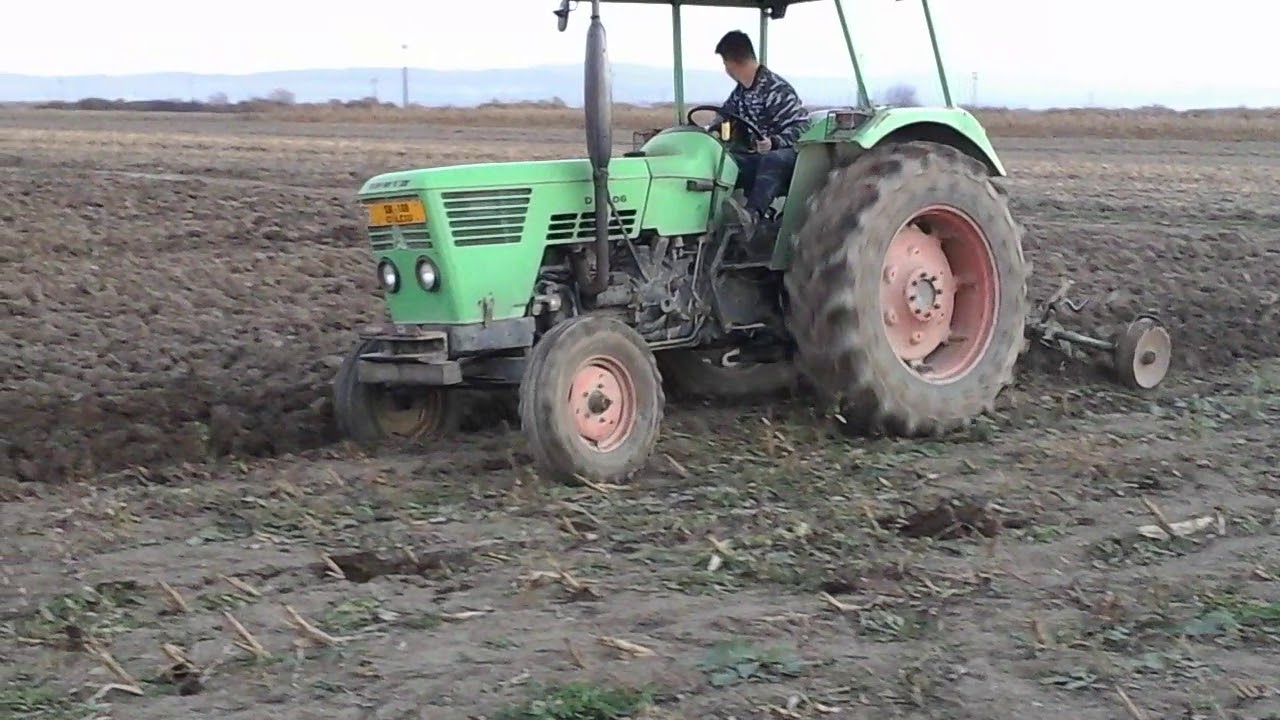 Deutz  6806 plowing