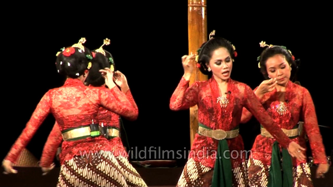 Indonesian Institute of the Arts perform folk dance of Java