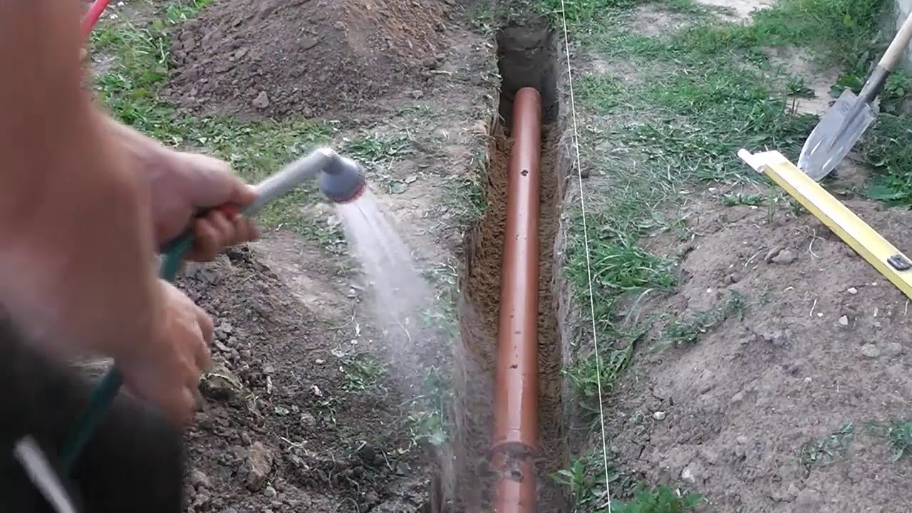 Самый простой способ сделать уклон канализационной трубы в траншее.