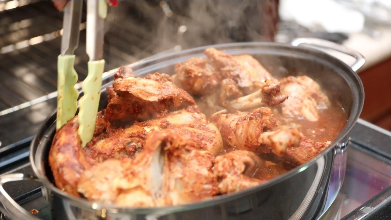 PAVO EN SALSA ROJA/CHILE GUAJILLO