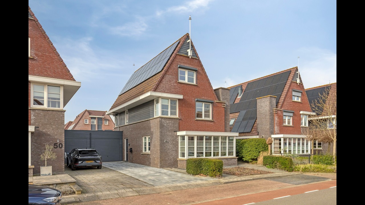 Royale vrijstaande met de garage geschakelde herenwoning met maar liefst vijf slaapkamers!