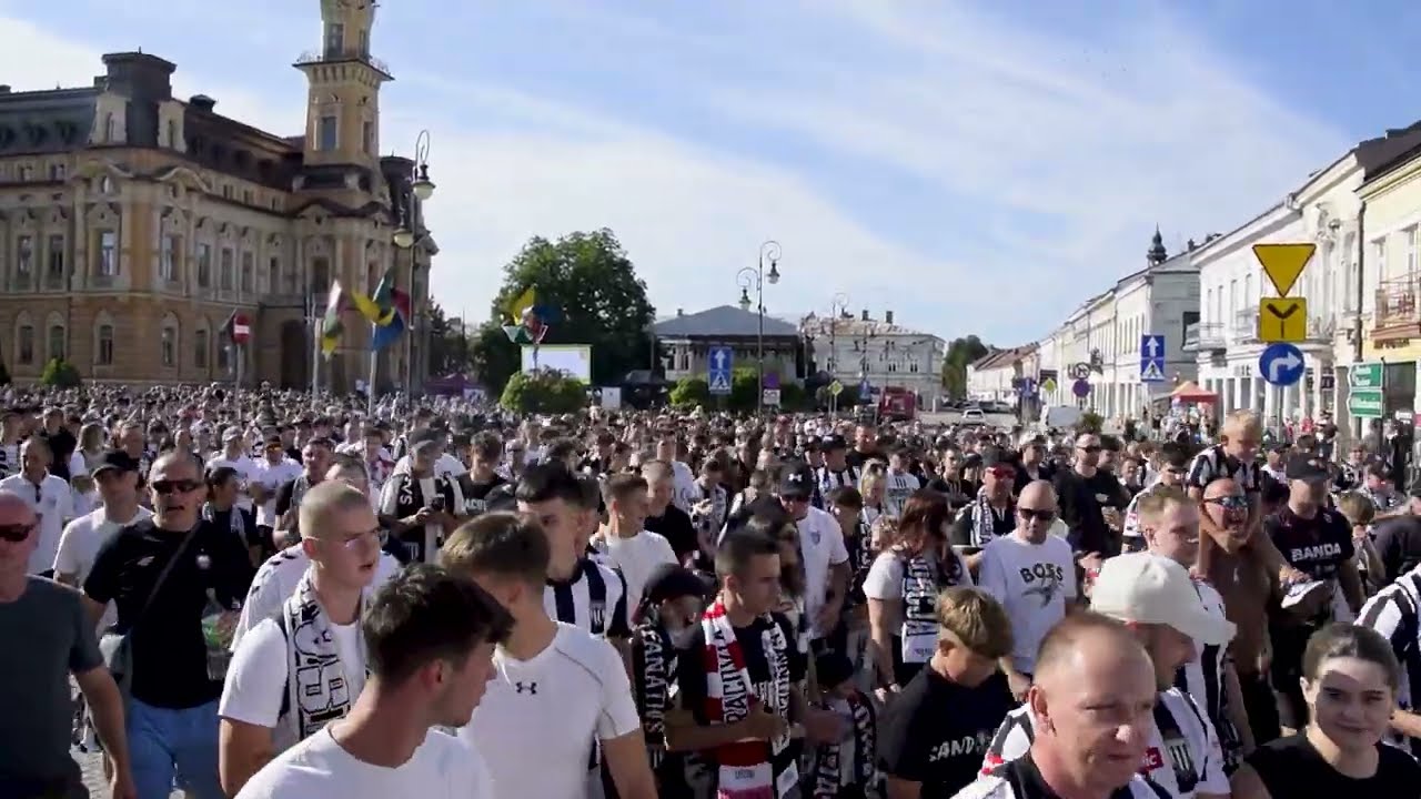 Kibice Sandecji opanowali Rynek! Przemarsz ulicami Nowego Sącza na stadion