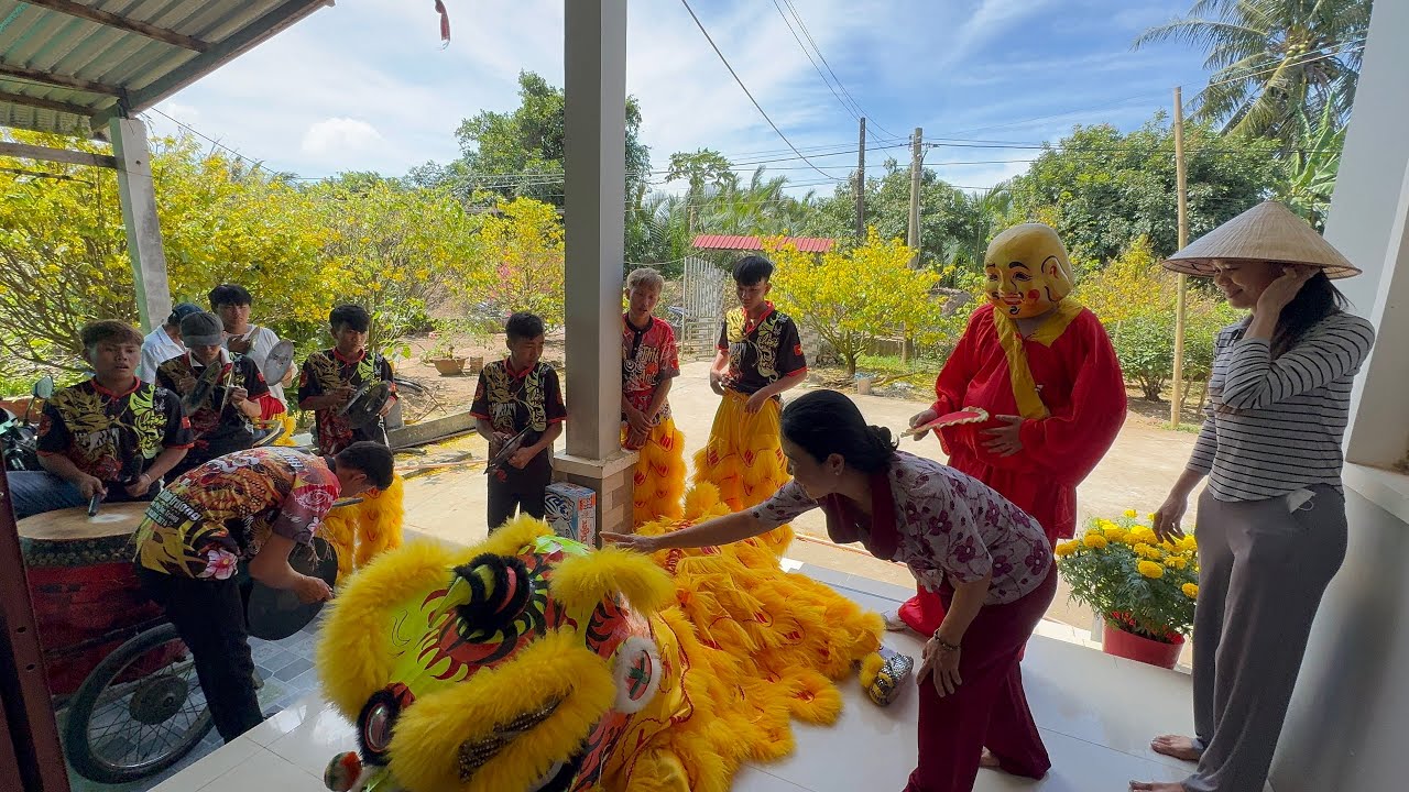 Múa Lân Mùng Hai Tết Cầu Chúc Một Năm Vạn Sự Như Ý | CLN
