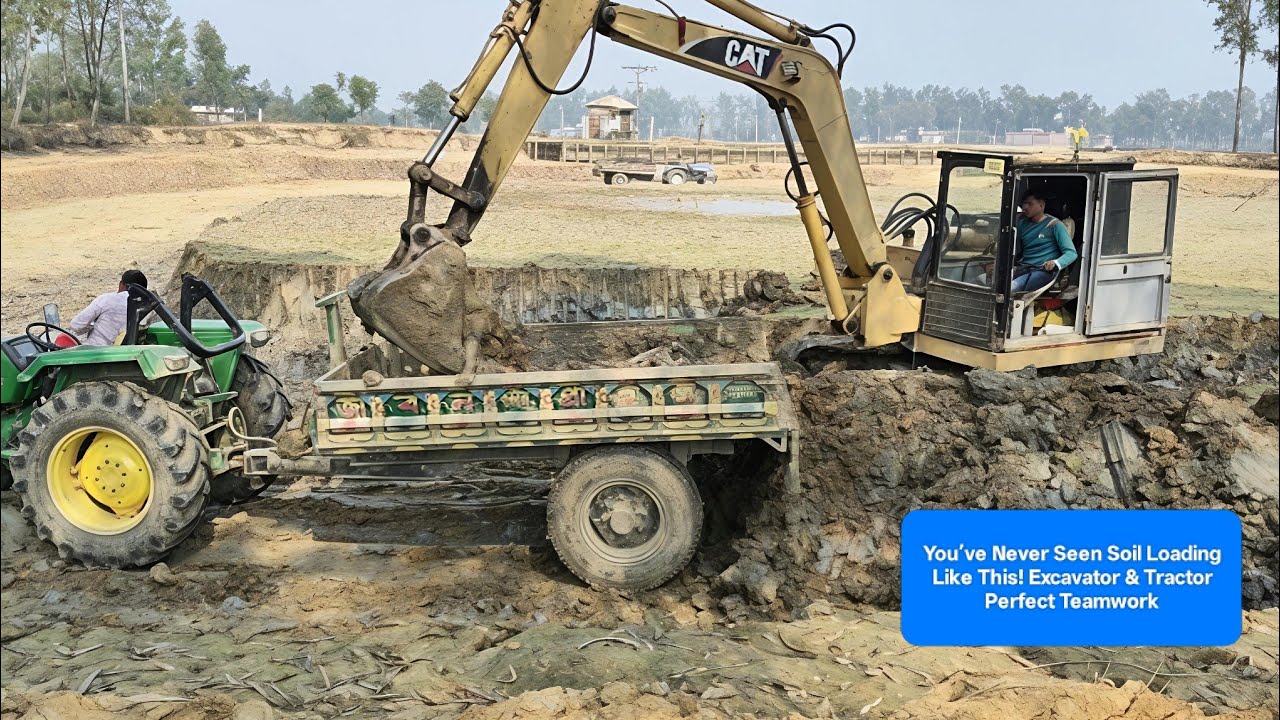You’ve Never Seen Soil Loading Like This! Excavator & Tractor Perfect Teamwork