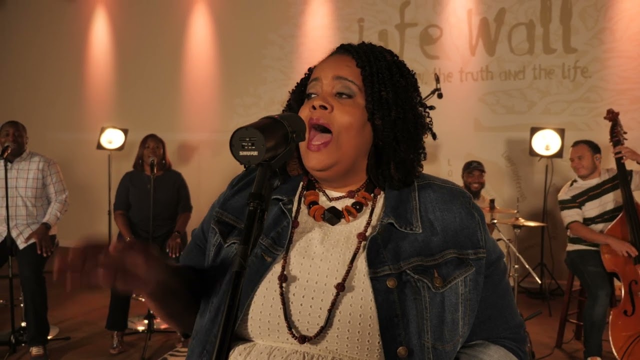 Worship Moment#6 | You are Holy | Lisa McClendon
