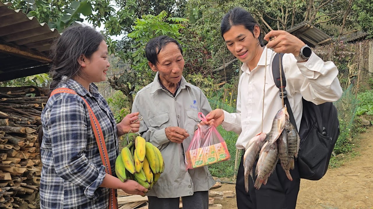 unexpected visit from the fisherman and the single mother deeply moved the grandfather. - Ly Tu Tuc 