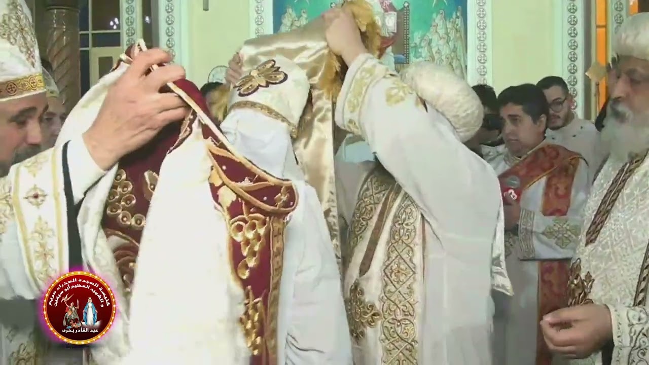 لحظة وضع يد الانبا باخوميوس  علي رأس القس تداؤس فكري و القس أرشليدس جمال  و لحظة صلاة المجمع