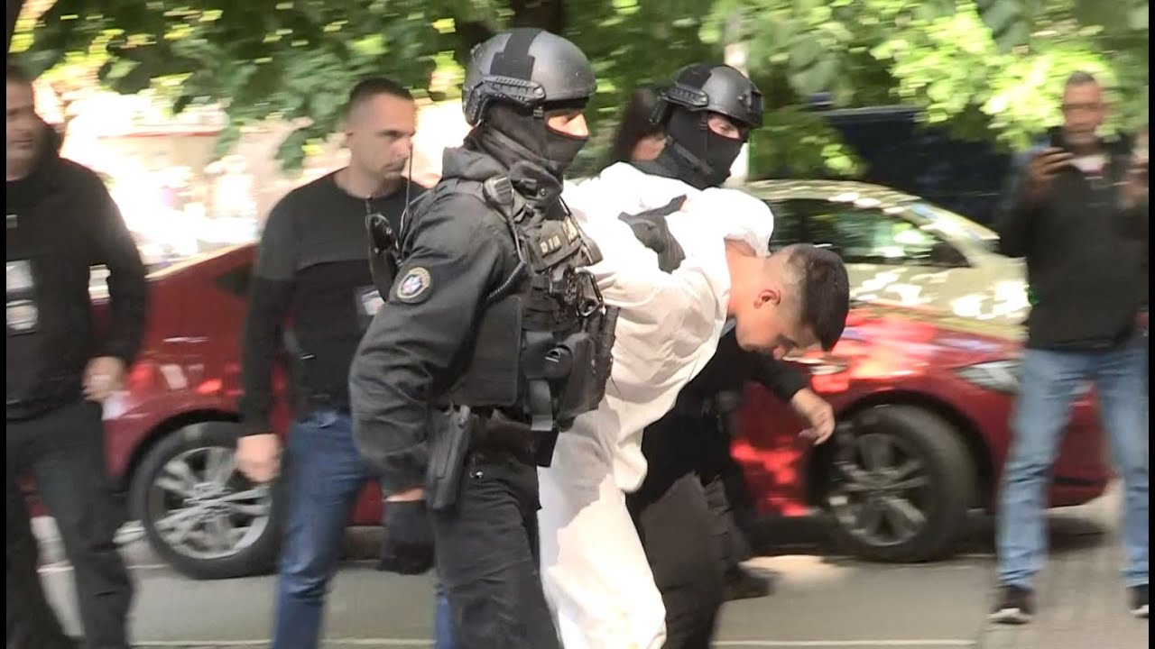 BELI, ZAŠTITNI KOMBINEZON, NA NOGAMA SAMO ČARAPE Uroš Blažić doveden u policijsku stanicu