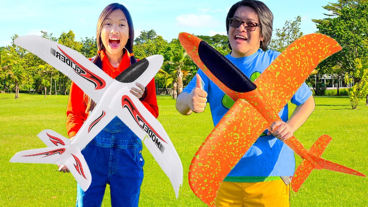 Jugar en el Parque con Juguete de Avión de Wendy | Juegos Divertidos al Aire Libre