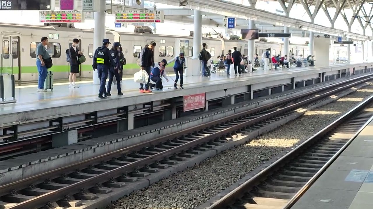 台鐵日常之物品掉落軌道上20260223 NTRC107次105 次間旅客疑似手機掉落欲自行翻下月台撿拾時被工作人員吹哨大聲制止，旅客反而對站務人員怒責不用那麼激動