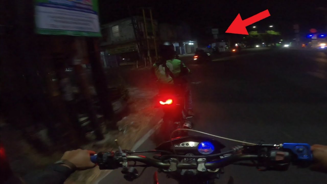 KETEMU MUSUH ABADI SAYA DAN GEDANG GORENG SAAT PEMBUNTUTAN