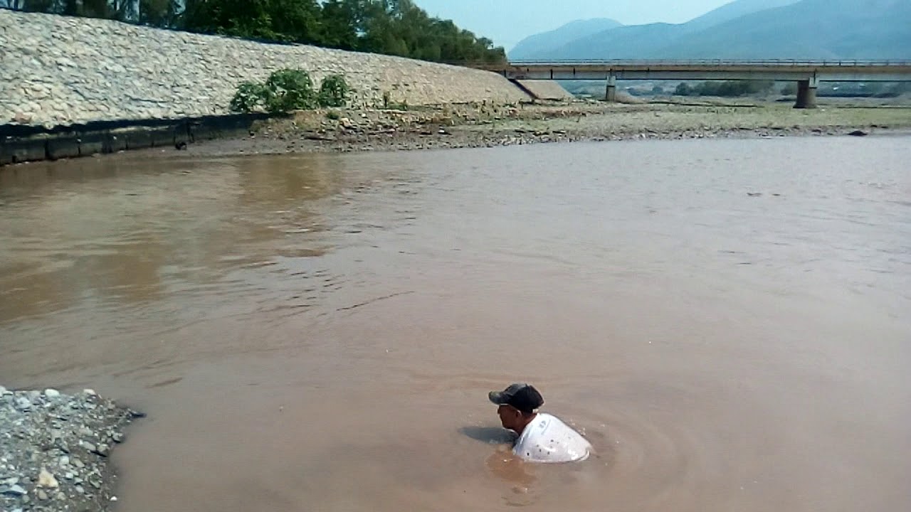 De pezca en &eacute;l r&iacute;o de alpoyeca