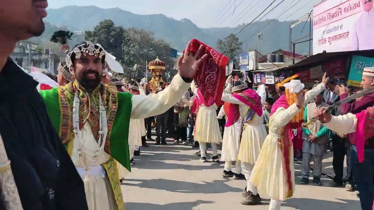  मंडी शिवरात्रि श्री हरि देव पुंडरीक ऋषि जी महाराज की जलेब निकलते हुए पडल ग्राउन्ड की तरफ नाचते हुए 