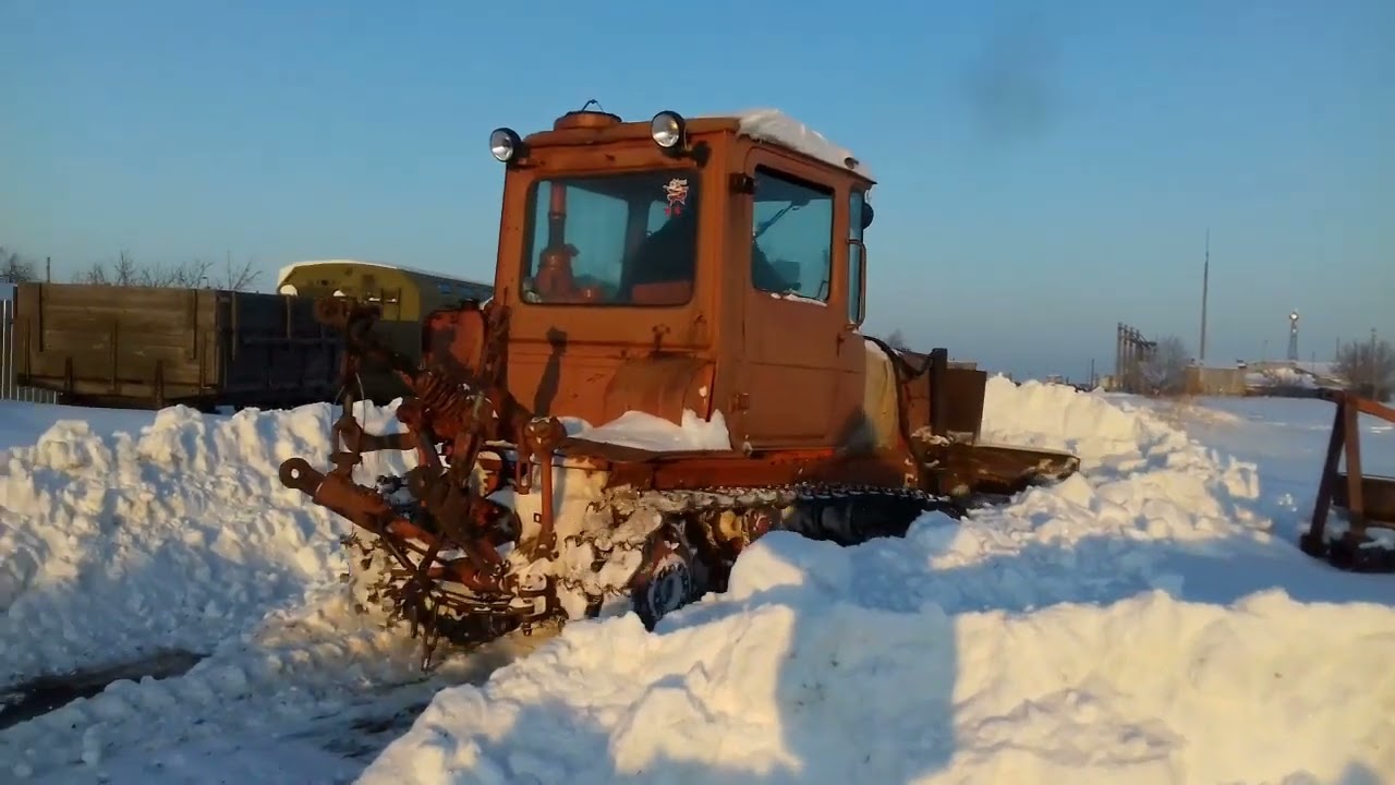 Легендарные тракторы ДТ-75 чистят снег! Legendary DT-75 tractors clean snow! Powerful bulldozers