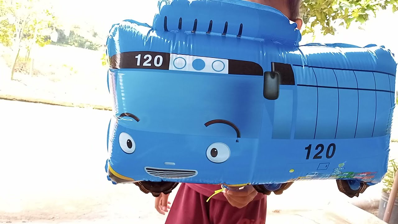Terbangin balon karakter tayo tapi ahza ragu karena sayang sama balon tayo