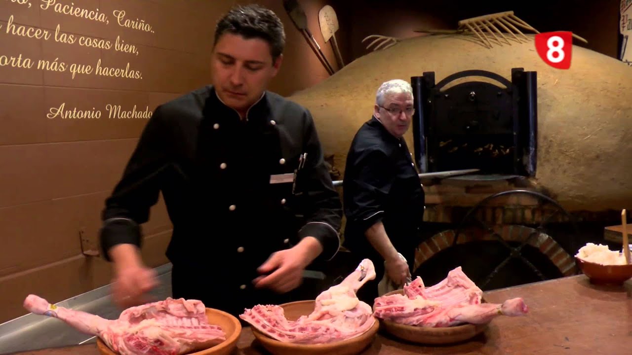 Elaboración de la receta de cordeo asado, en el Restaurante Maribel