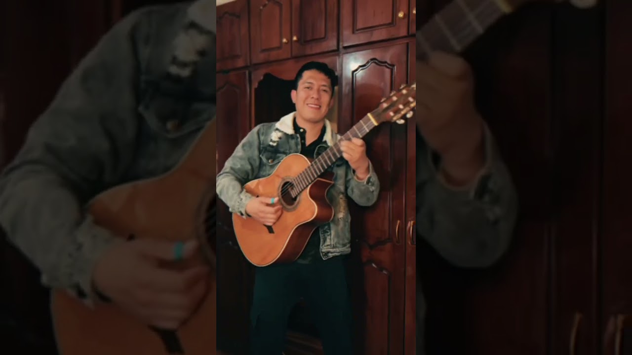 En Mi Escritorio Me Senté a Escribir - Yoder Chamba