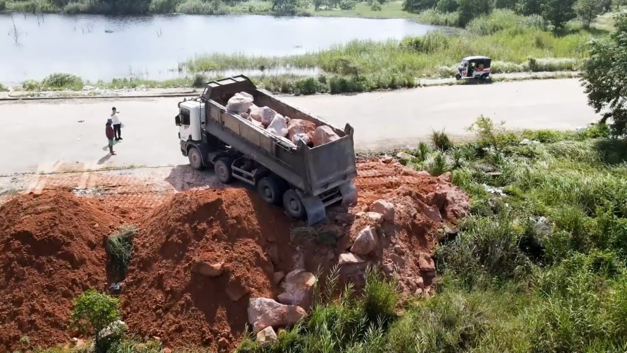 Amazing Huge Size Task! Powerful KOMATSU Bulldozers Show Work Actions Push Soil With Many Trucks 25t