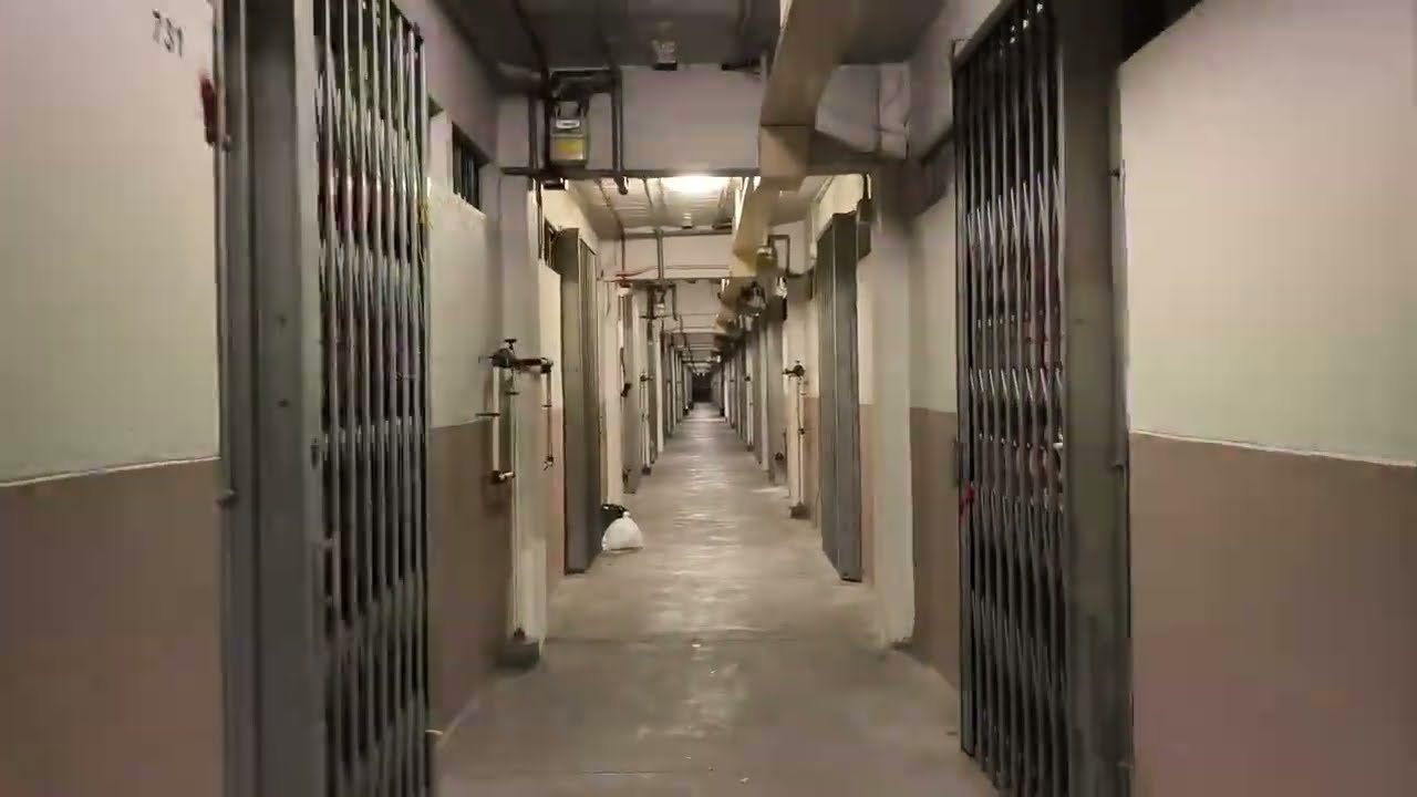 在多棟樓宇相連的彩虹邨內部走廊行走 Walking through the corridors inside Choi Hung Estate ;2-2026