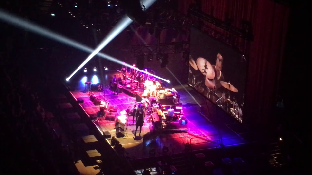 KEITH CARLOCK DRUM SOLO - STEELY DAN O2