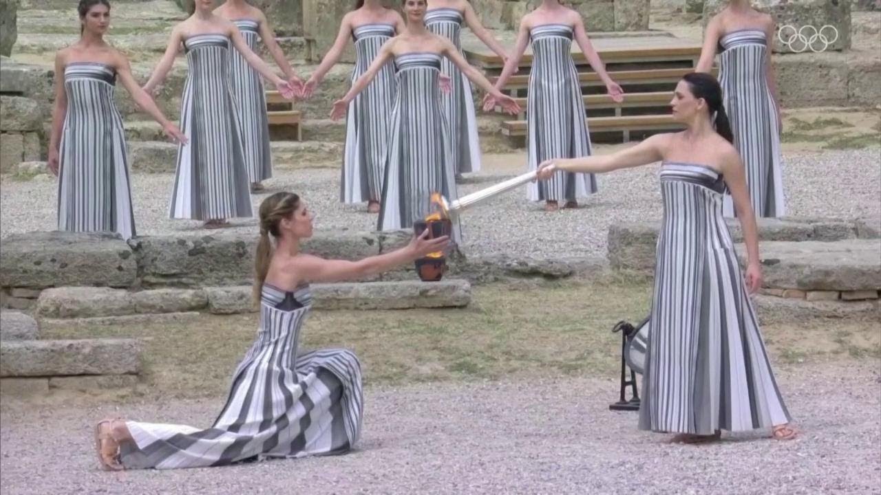 Non c'è il sole, l'accensione della fiamma olimpica avviene con il fuoco sacro di riserva