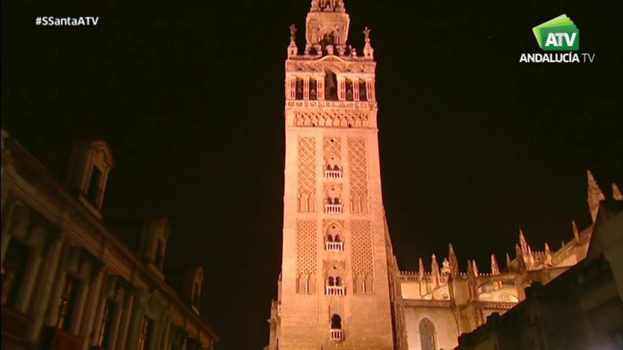 La Hermandad de San Isidoro saliendo de la Catedral de Sevilla