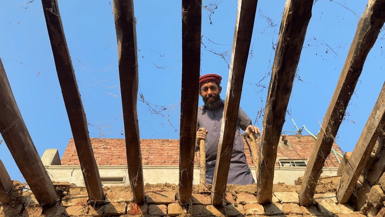 Purany Ghar Ki Chat Say Gir Gaya🥹🥵 | Azmat | Allah Nay Bacha Liya