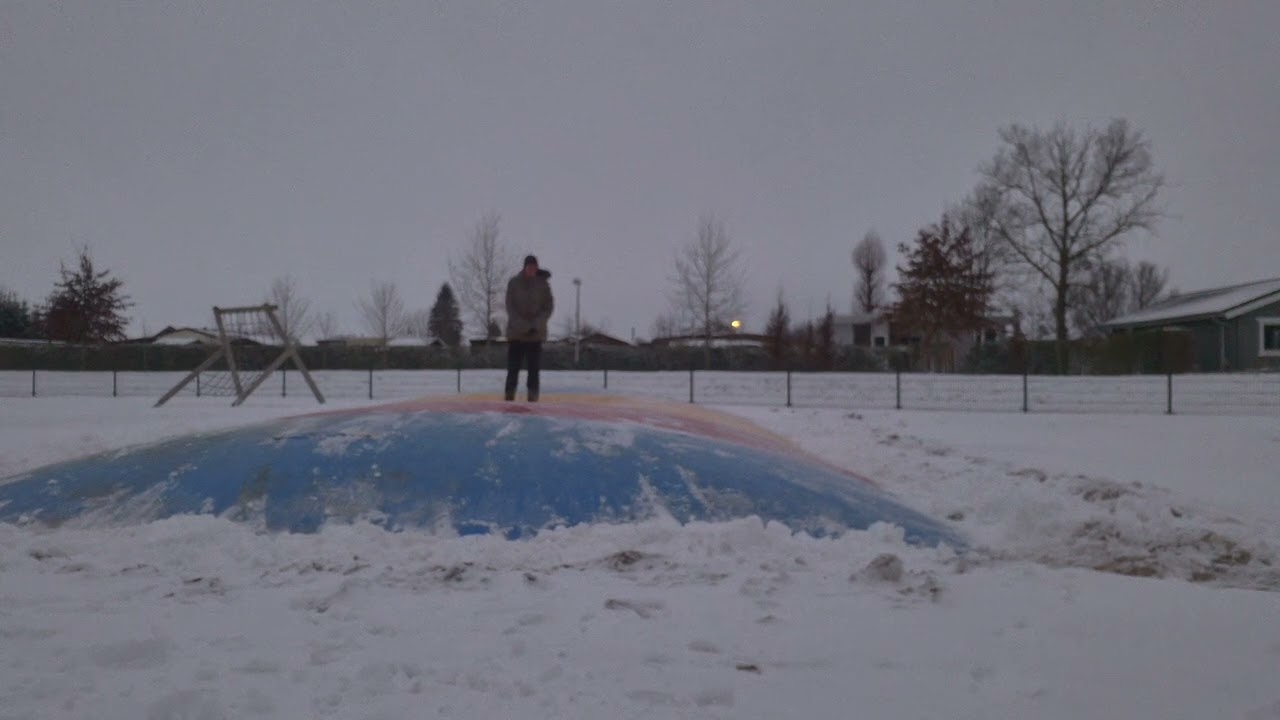 Sneeuw van de airtrampoline afgehaald en daarna leeg laten lopen
