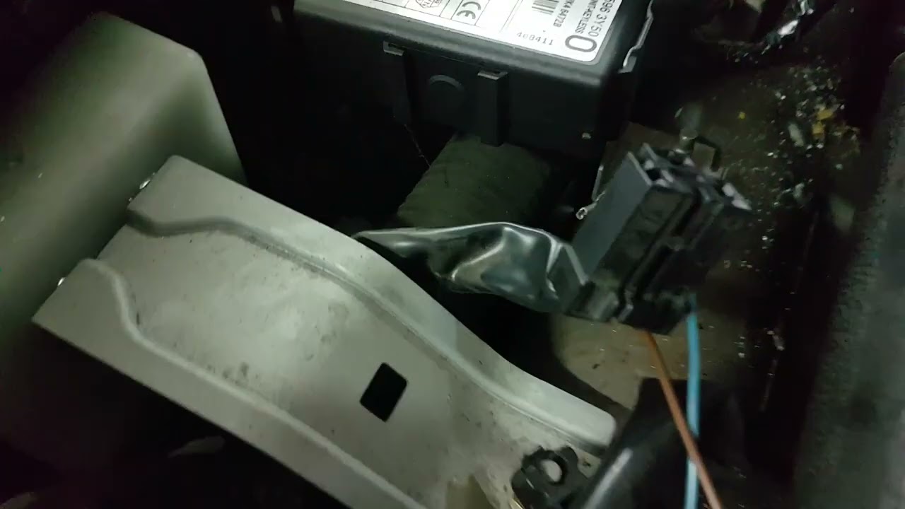 nissan x trail flash relay location.