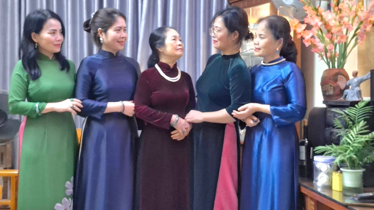 Bữa cơm ngày Tết cùng Bố Mẹ của gia đình 4 Giang 