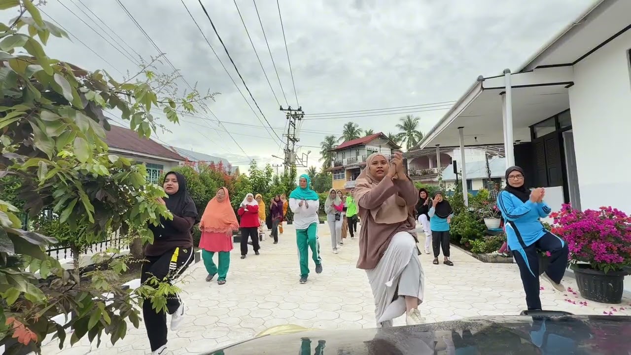 SENAM DAN JALAN SEHAT BERSAMA-SAMA