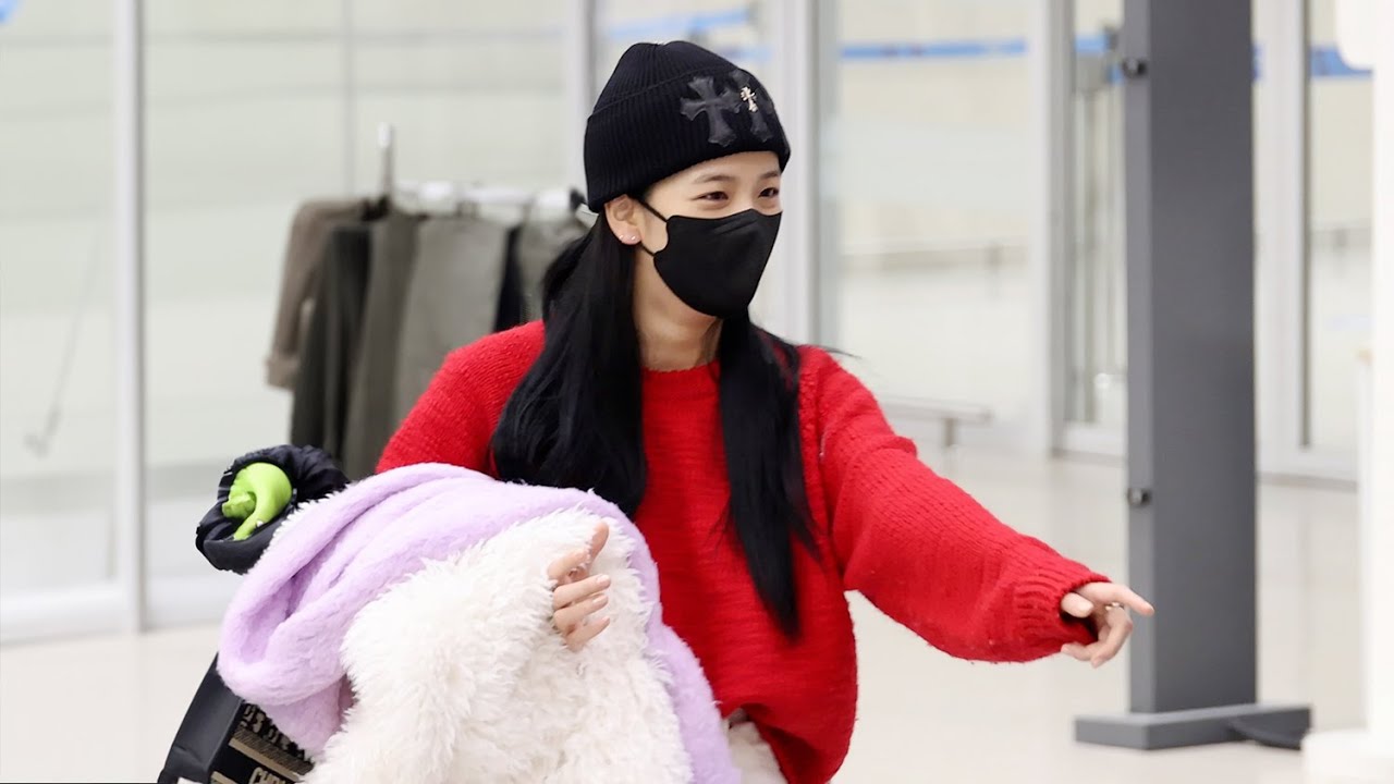 BLACKPINK “JISOO” (블랙핑크 지수) 입국 ‘꽃다발 받는 작은 손’ Arrival | 인천공항 • 231208
