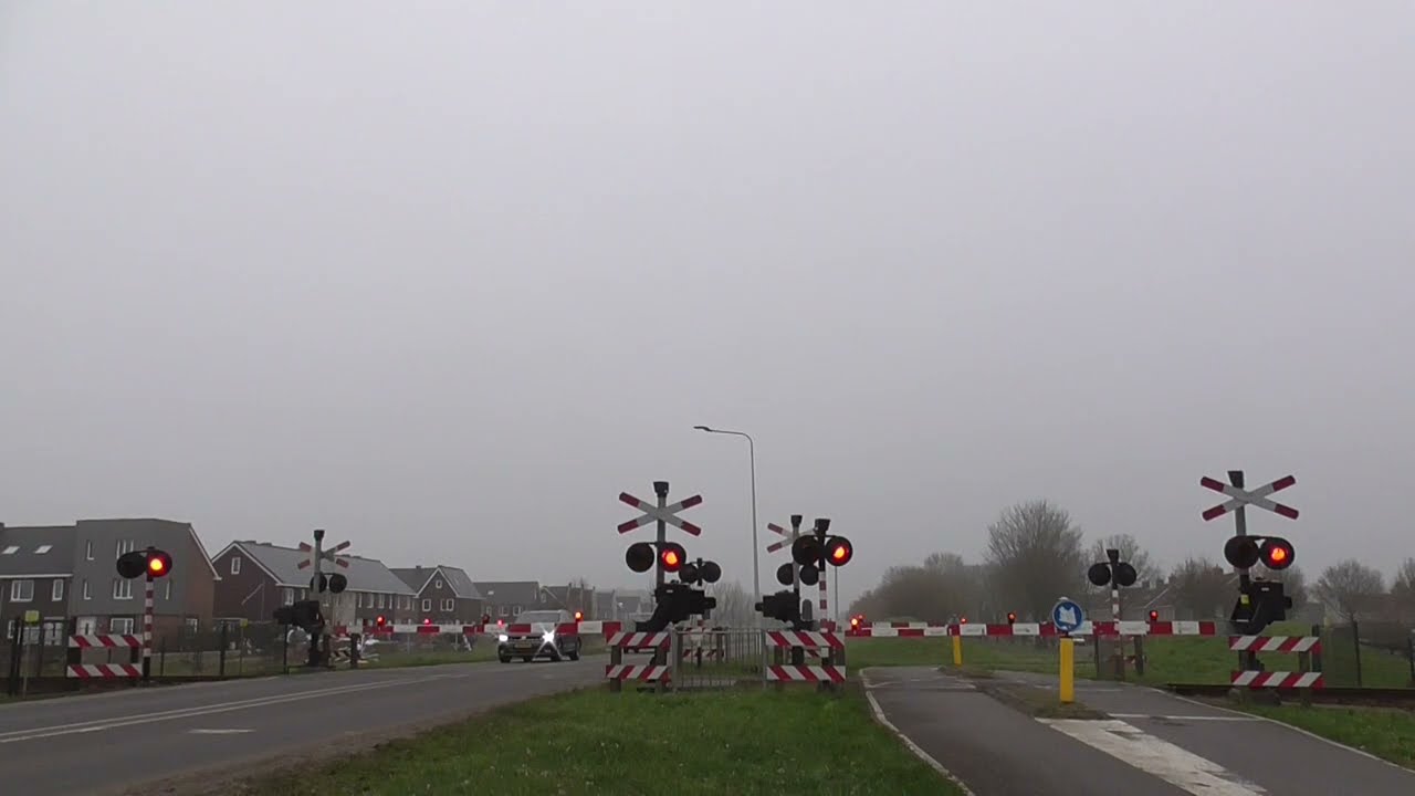 Spoorwegovergang Sneek (Snits)/ Level Crossing/ Passage a Niveau/ Bahn&uuml;bergang