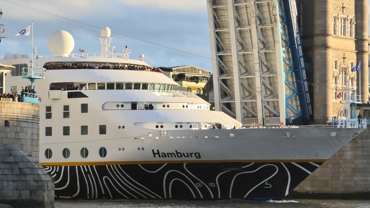 Cruise Ship HAMBURG arrives in LONDON