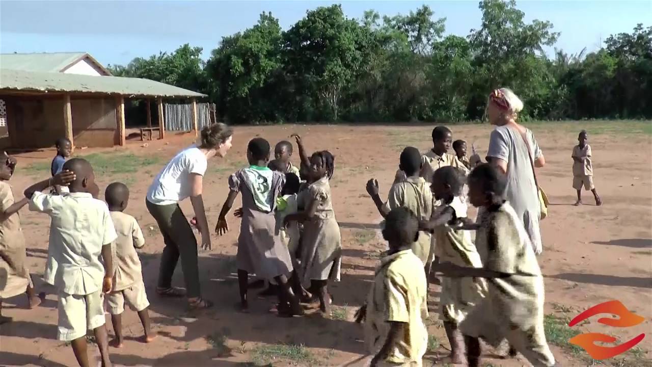 Animation sportive et chant dans une école au Bénin