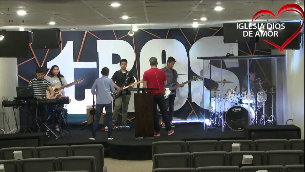 En el ensayo preparándose nuestro grupo de Alabanza.