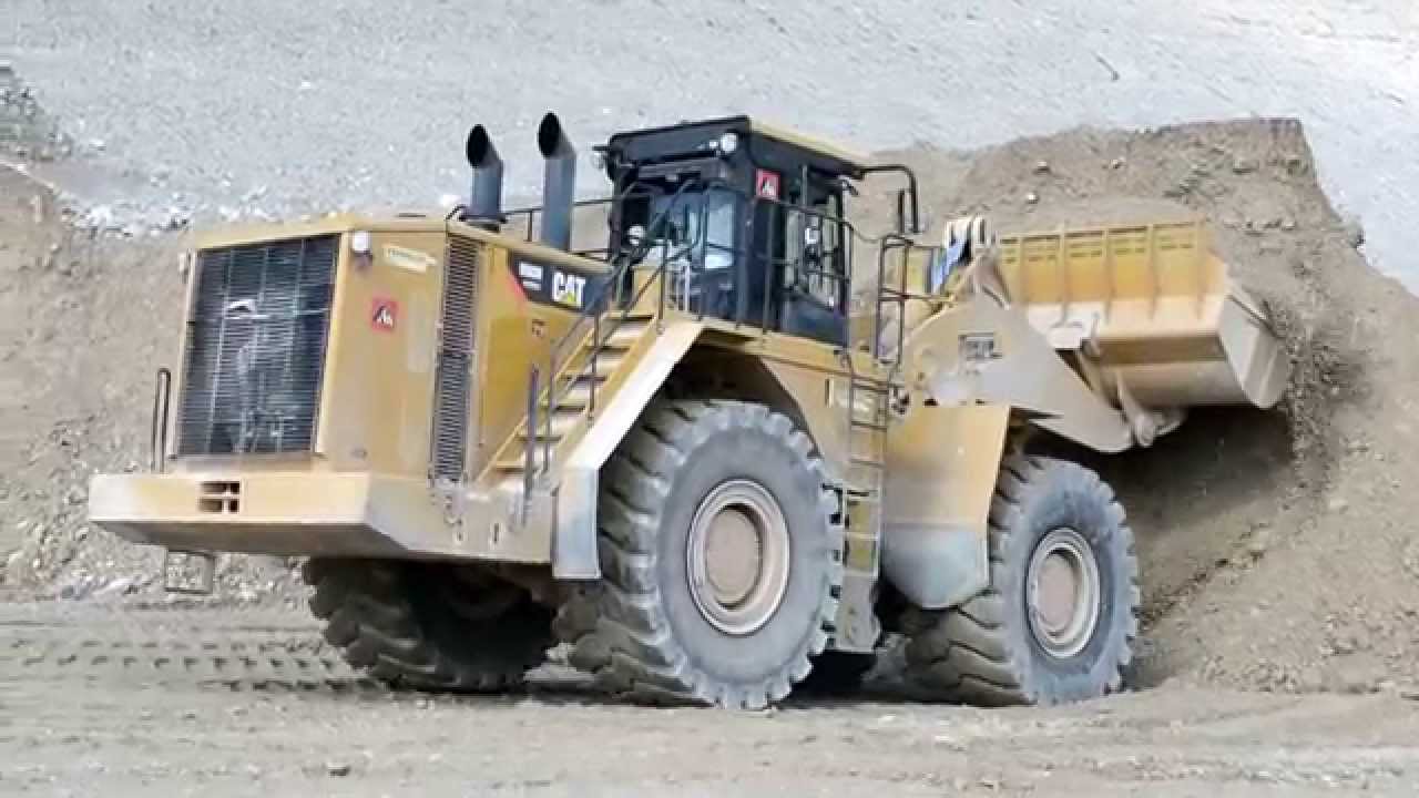 Caterpillar 990H loading gravel