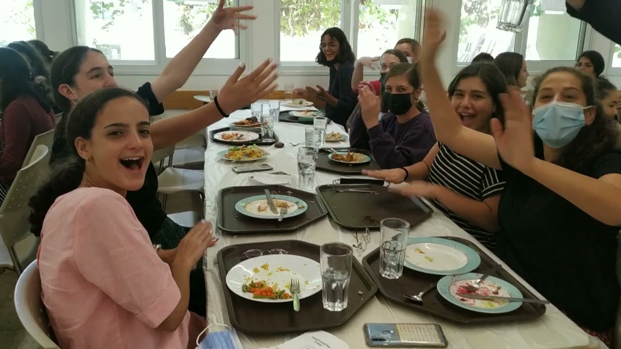 אולפנת עפרה קחי כדור את לא נרגעת