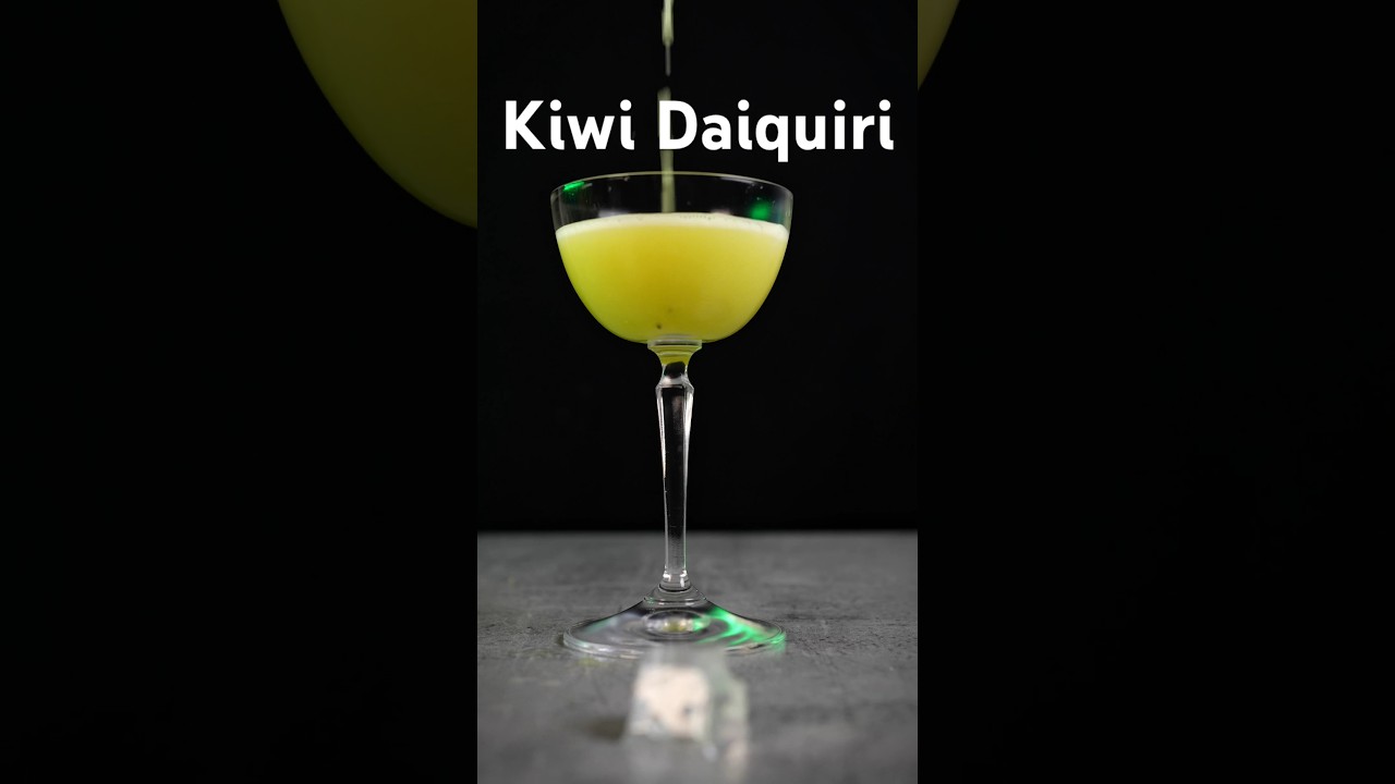 Przepis na Kiwi Daiquiri 🥝🍸 czyli #koktajl na #rum #przepis #kiwi #daiquiri #letnidrink #drink